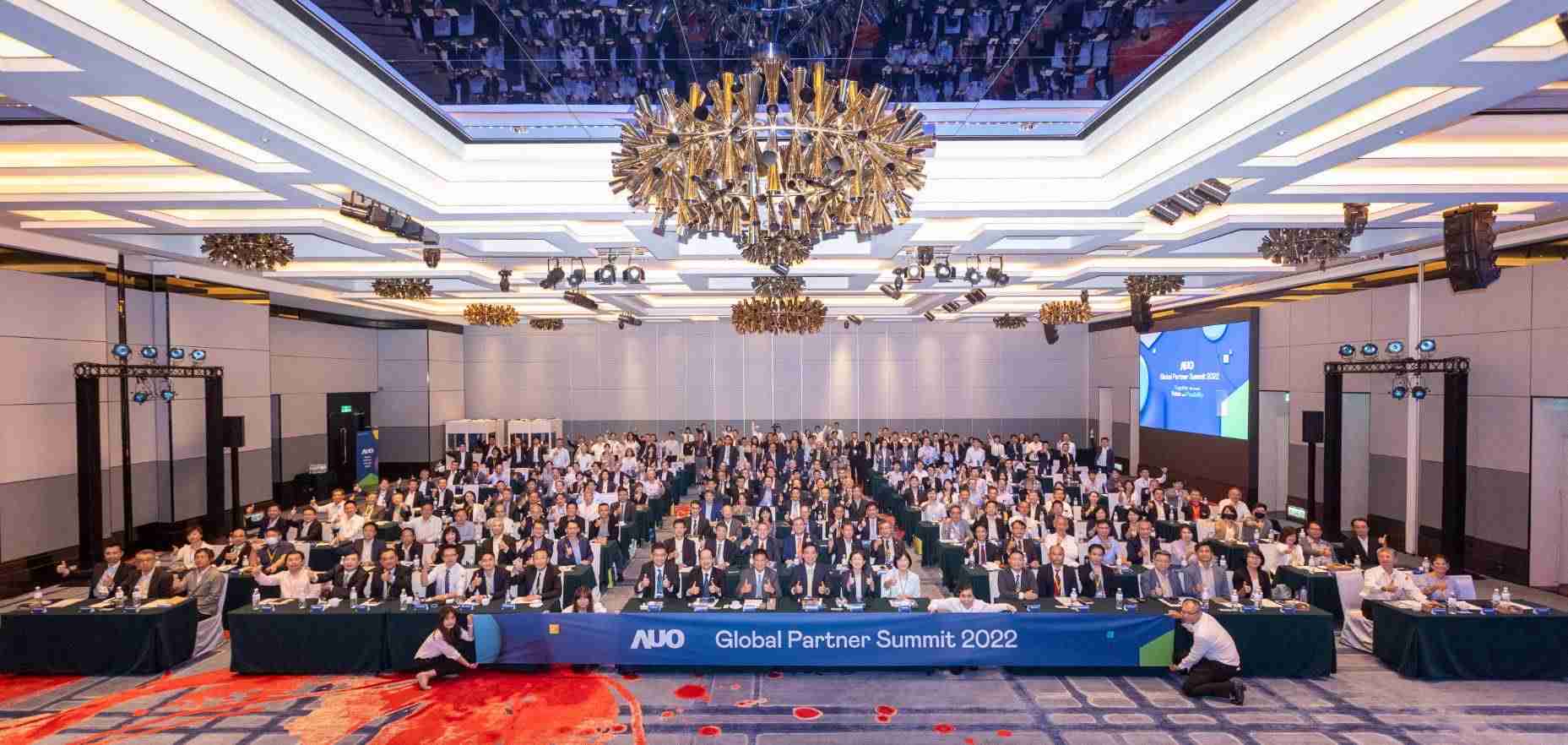 友達推動「安心、、創新、、、用心、、、、同心、、、、盡心」五星職旅，，為菲籍員工打造全方位照護，，首度贏得「人權實踐與發展領袖獎」殊榮