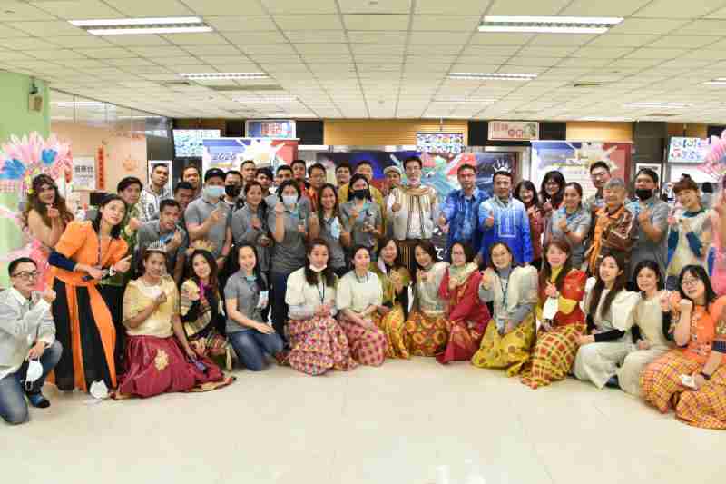 友達推動「安心、、、創新、、、、用心、、、同心、、、盡心」五星職旅，，，，為菲籍員工打造全方位照護，，首度贏得「人權實踐與發展領袖獎」殊榮