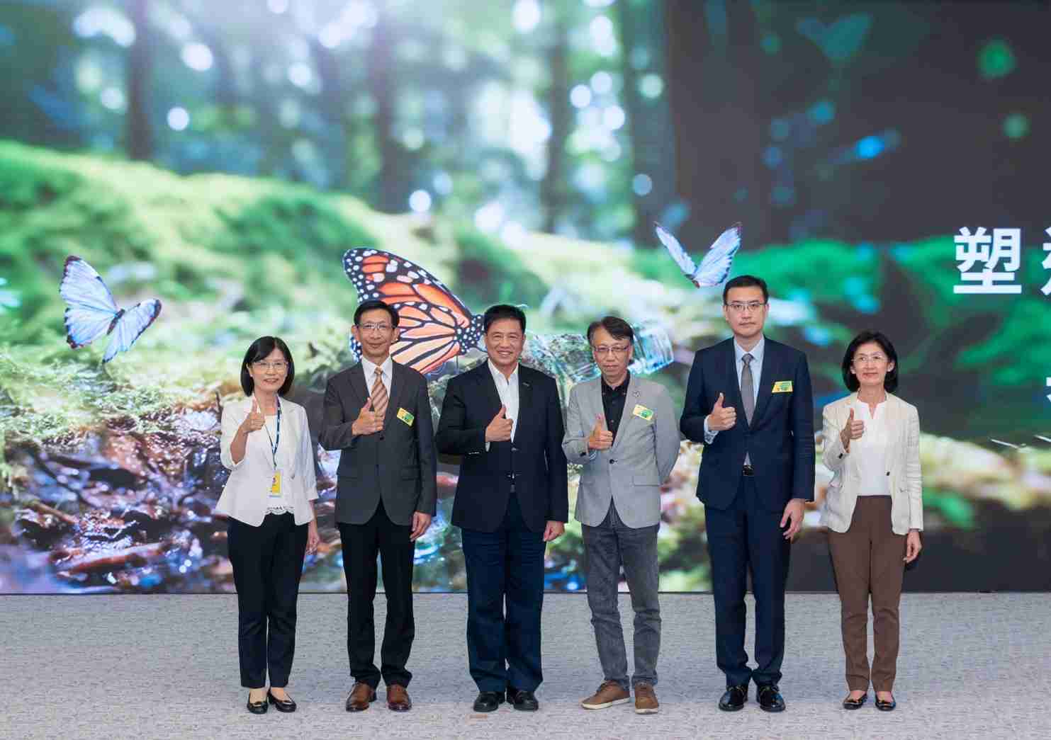 友達2023 CSR共榮大會，，，邀請領域專家分享交流生物多樣性管理趨勢、、無塑產品、、、海廢永續塑料等議題  （圖左到右：友達光電永續長古秀華、、3M台灣技術長陳君杰、、、、友達光電董事長暨集團策略長彭双浪、、、光寶科技企業永續發展處處長陳慶暉、、、安永聯合會計師事務所執業會計師曾于哲、、、、友達光電供應鏈總部副總經理吳宜芳）